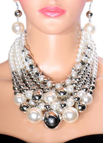 Elisabeth Pearl and Metal Layer Necklace (out of sock)
